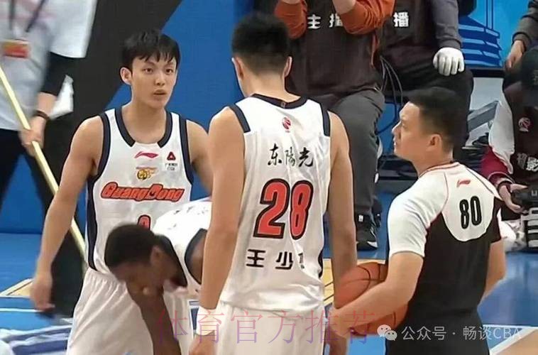 曾凡博18分徐杰伤退 北京狂胜31分送广东赛季首败 曾凡博18分徐杰伤退 北京狂胜31分送广东赛季首败
